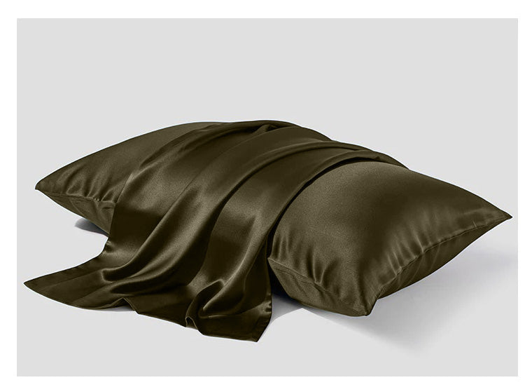 zijden kussensloop op het bed