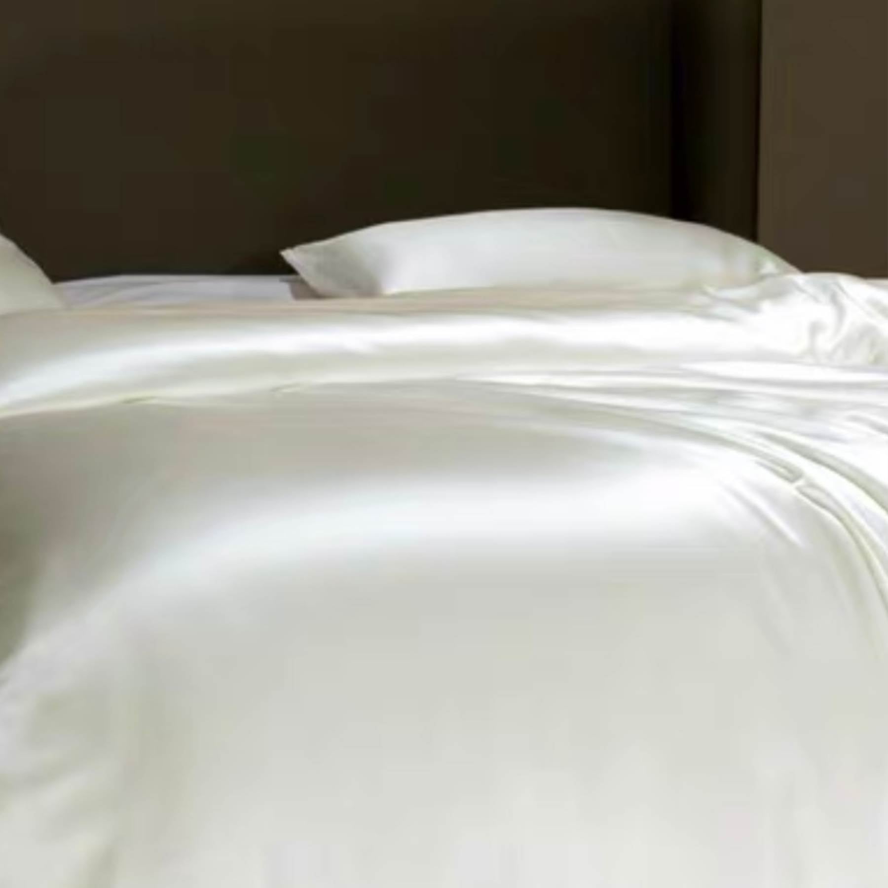 Zijden vierseizoensdekbed met zijden tijk