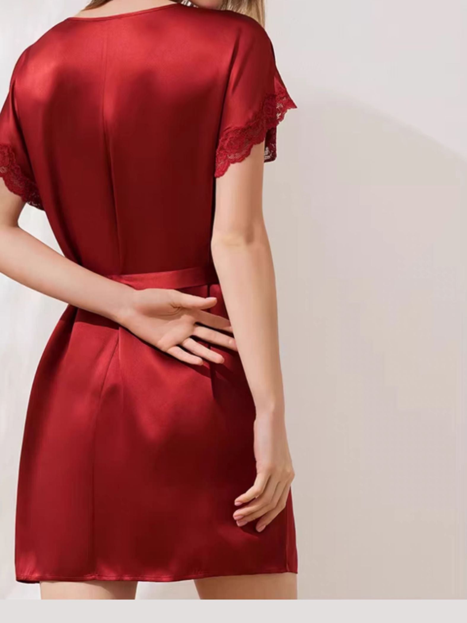 Nuisette en soie avec dentelle et ceinture