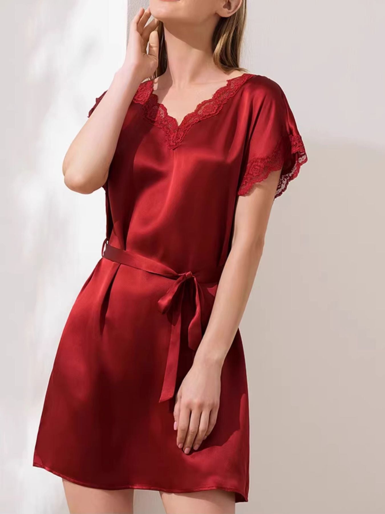 Nuisette en soie avec dentelle et ceinture