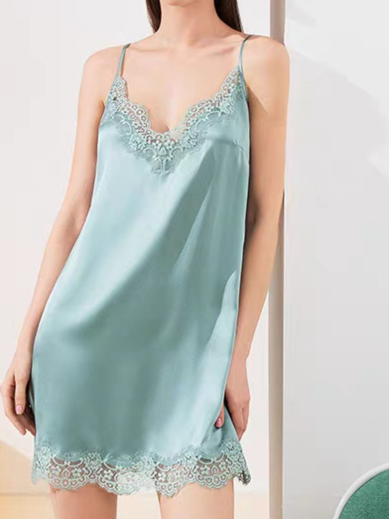 Nuisette en soie avec dentelle