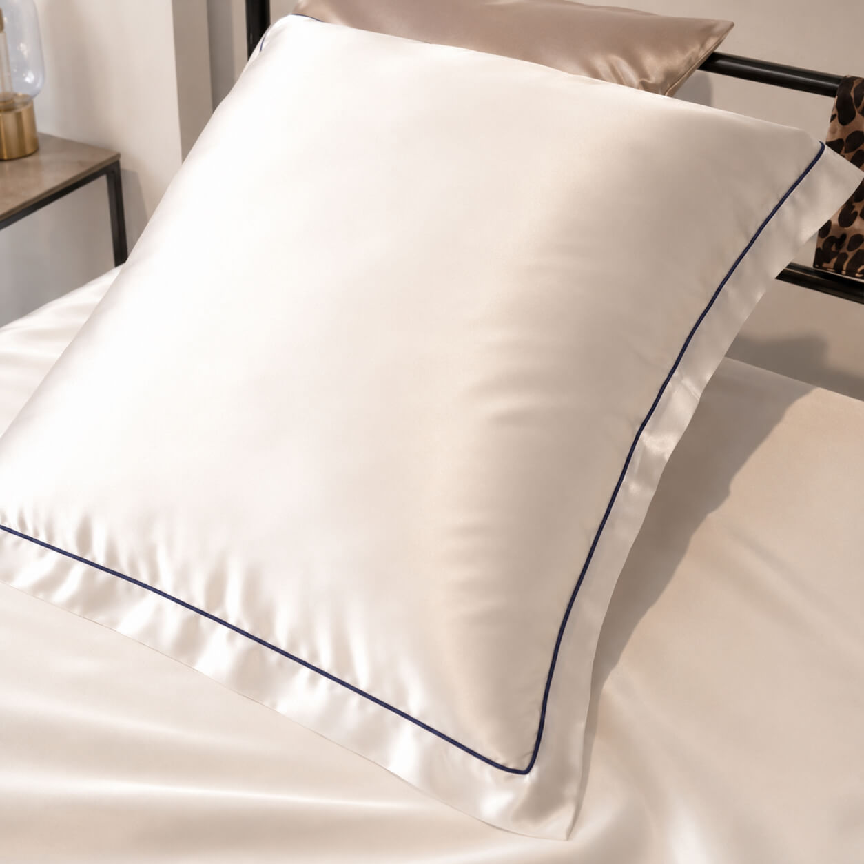 Zijden beddengoedset Elegance met blauwe bies - 22 momme