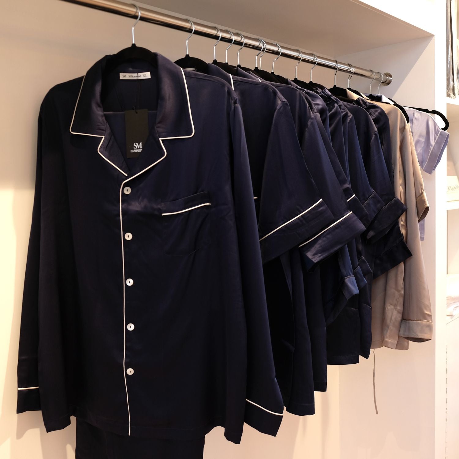 zijden pyjama-heren-zijden-pyjama-pyjama-en-soie-Seidenpyjama-pijama-seda_ee95fcf0-4b16-4747-864c-1a509be9906a