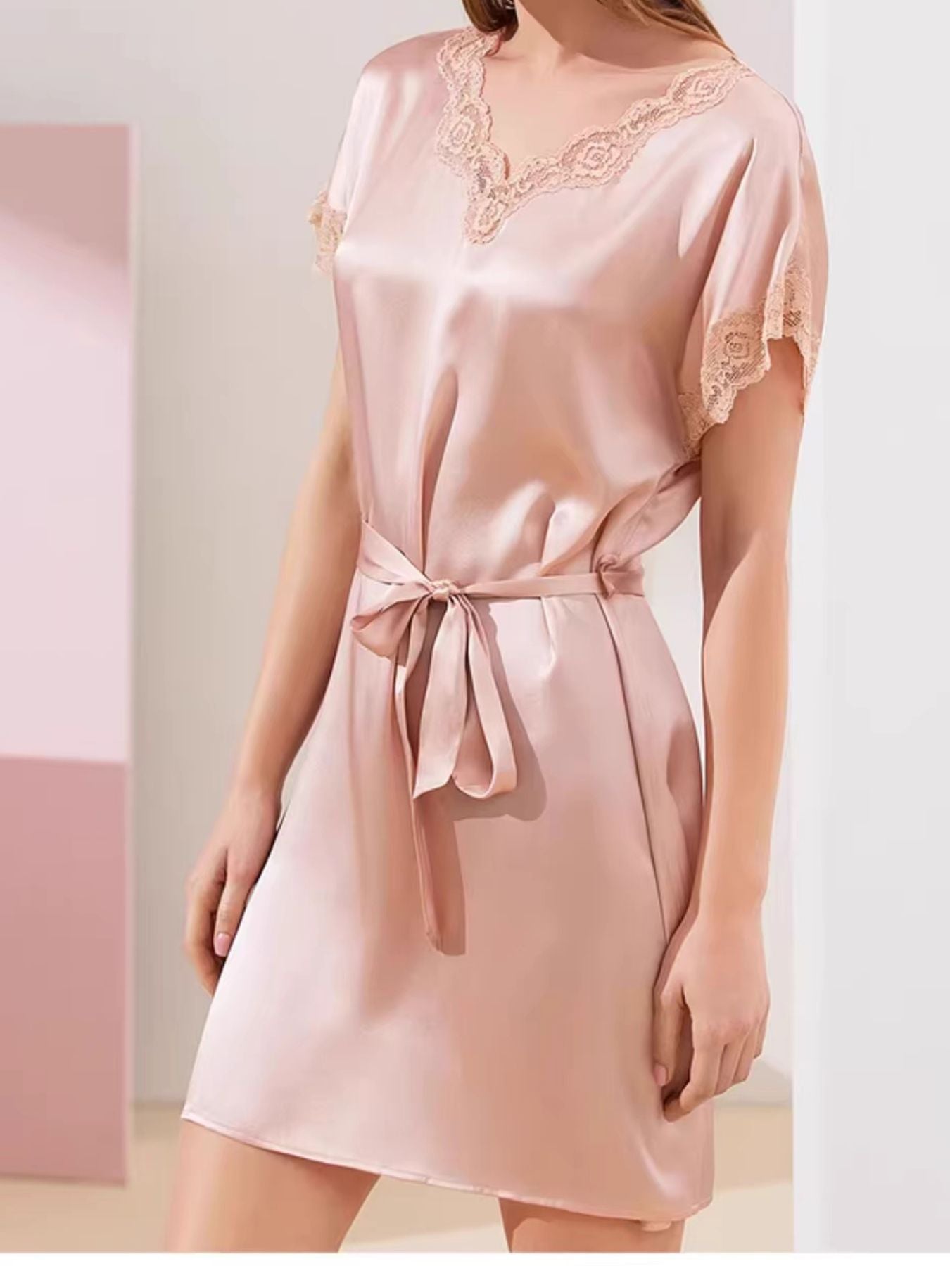 Nuisette en soie avec dentelle et ceinture