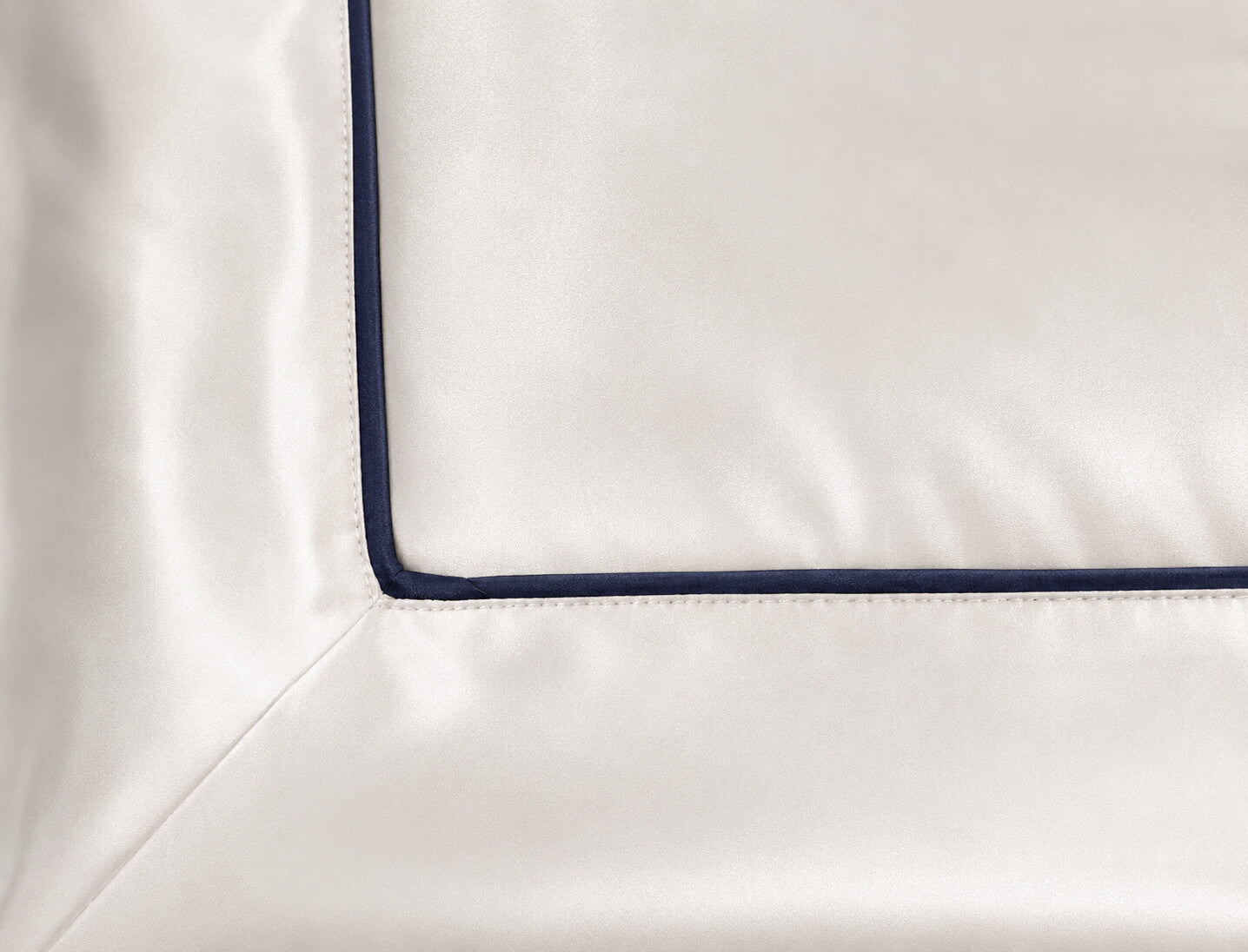 Zijden beddengoedset Elegance met blauwe bies - 22 momme