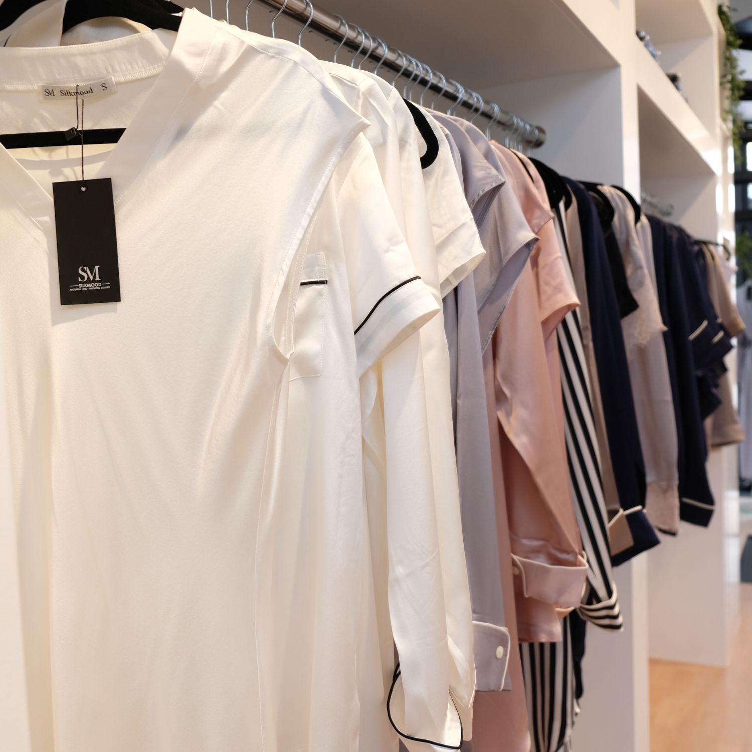 zijden pyjama-zijden-pyjama-pyjama-en-soie-Seidenpyjama-pijama-seda_775c73e1-693a-4f97-baff-afa93793b298